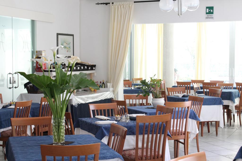Hotel Costanza Cesenatico Esterno foto