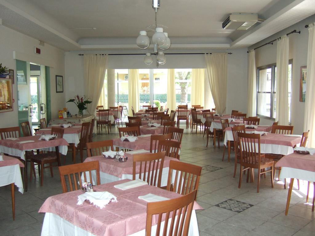 Hotel Costanza Cesenatico Esterno foto