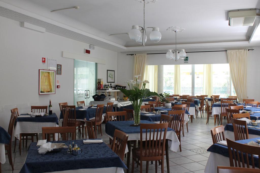 Hotel Costanza Cesenatico Esterno foto
